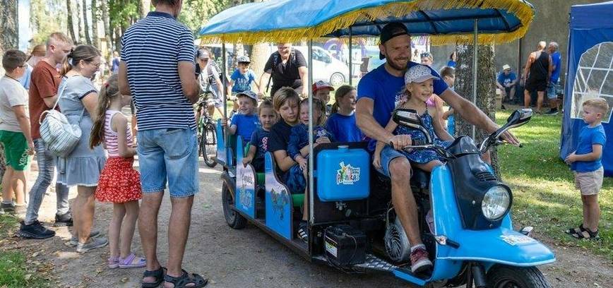 Šeduva savaitgalį tiesiog pamėlo – vyko Mėlynasis šeimų piknikas