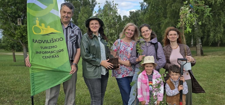 Naujųjų gidų dovana Radviliškio miestui – pasodinti žydintys augalai Eibariškių parke 