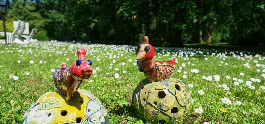 Burbiškio dvare eksponuojamas skrendantis pasaulis iš molio