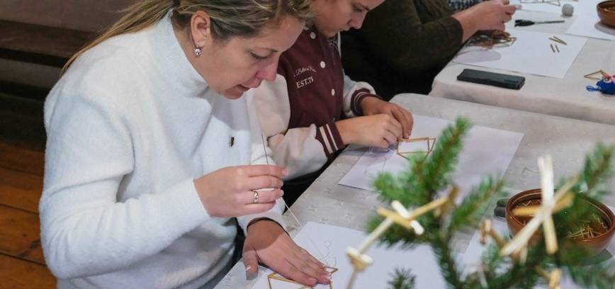 Kleboniškių muziejuje tautodailininkė mokė pasidaryti tradicinių papuošimų