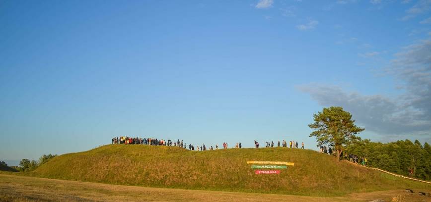 „Tautiška giesmė“ bus giedama ant legendomis apipinto Raginėnų piliakalnio