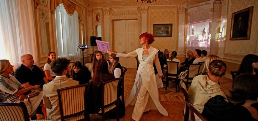 Burbiškio dvare Knygos teatras kartu su žiūrovais kurs spektaklį „Altorių šešėliai“