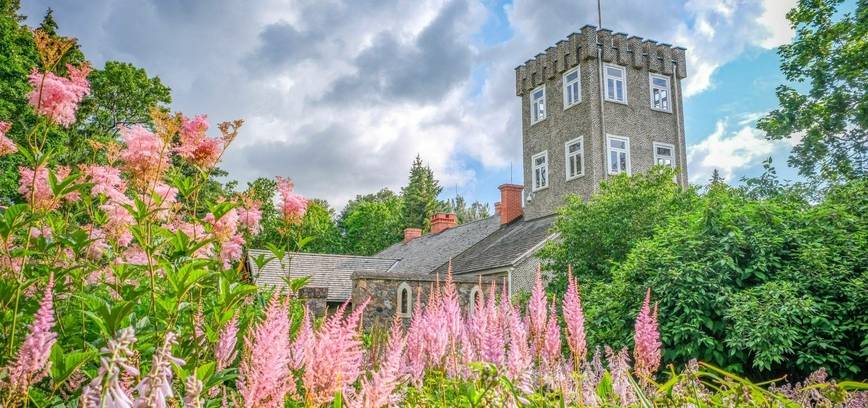 Burbiškio dvaras kviečia į kvepiantį pasivaikščiojimą po gėlyną ir istoriją