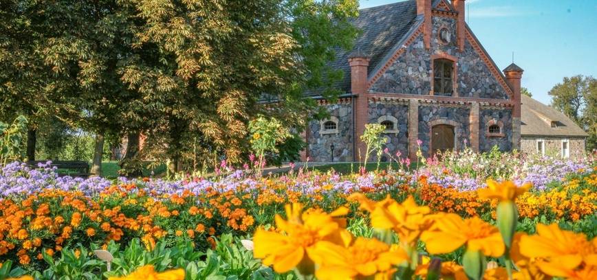 Rudenėjančiame Burbiškio dvare – paskutinė galimybė iš sodininkės išgirsti gėlių istorijas