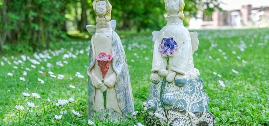 Burbiškio dvare eksponuojama keramikų sukurta „Angelų žemė“