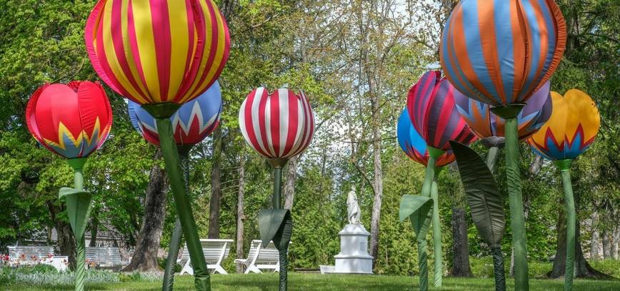 Burbiškio dvare prieš Tulpių žydėjo šventę pražydo įspūdinga lenkų menininko instaliacija