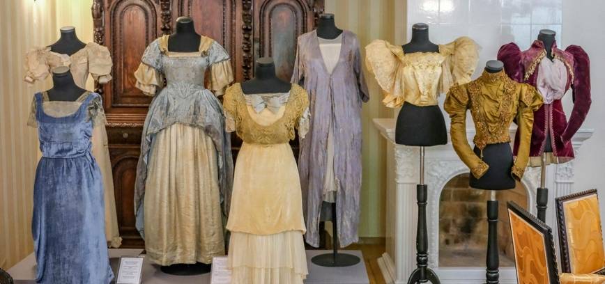 Burbiškio dvare rugsėjį tęsis ekskursijos parodoje apie madą ir siluetus