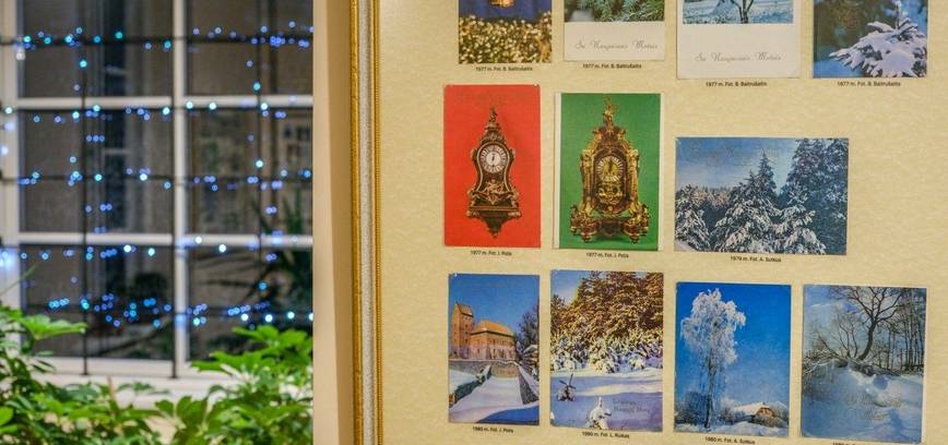 Sveikinimus ir linkėjimus siunčia Burbiškio dvare eksponuojami atvirukai