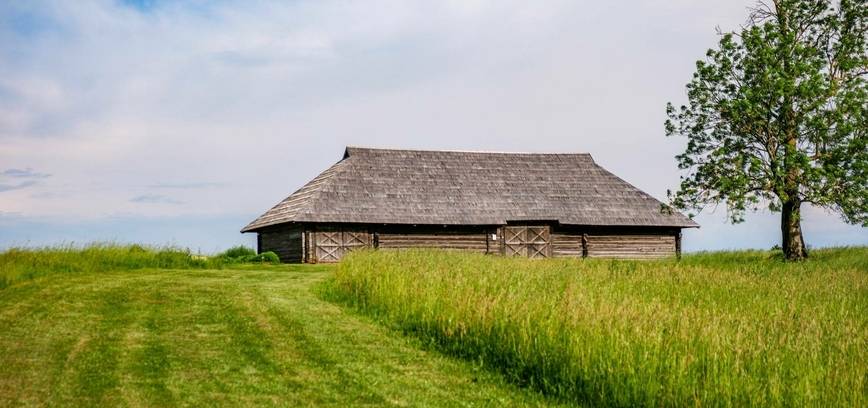 Kleboniškių kaimo buities muziejaus teatro sezoną atidarys „cezario grupės“ spektaklis „Nutolę toliai“
