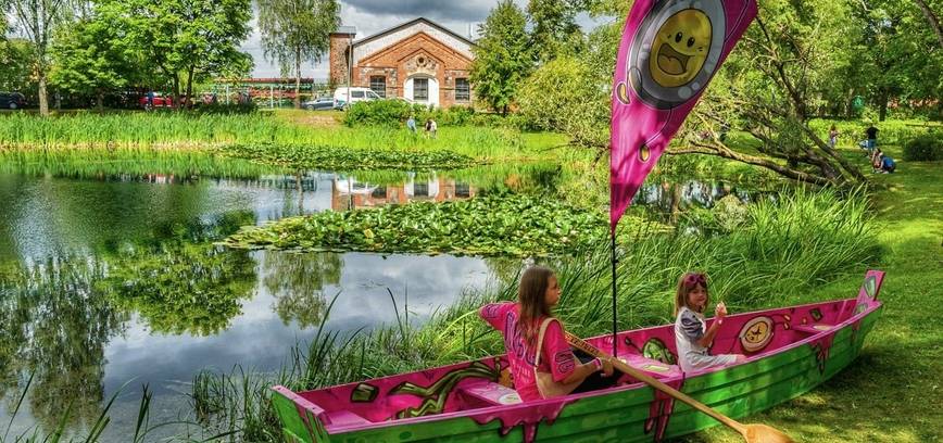 Radviliškio rajono tradicijos tęsiasi: Pakiršinio dvaras ir vėl bus rožinis, o Šeduvos padangėje vyks aviaciniai triukai