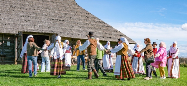 „Šeštadienių popietės klojimo teatre“