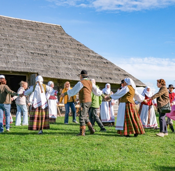 „Šeštadienių popietės klojimo teatre“